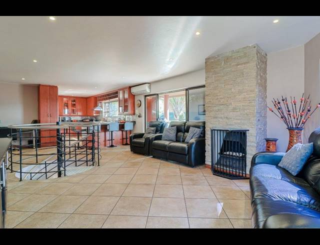 4 BEDROOM TOWNHOUSE FOR SALE IN GLENVISTA